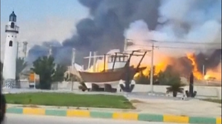 Cảnh mỏ khí đốt lớn nhất Iran bốc cháy ngùn ngụt sau khi trúng đòn không kích